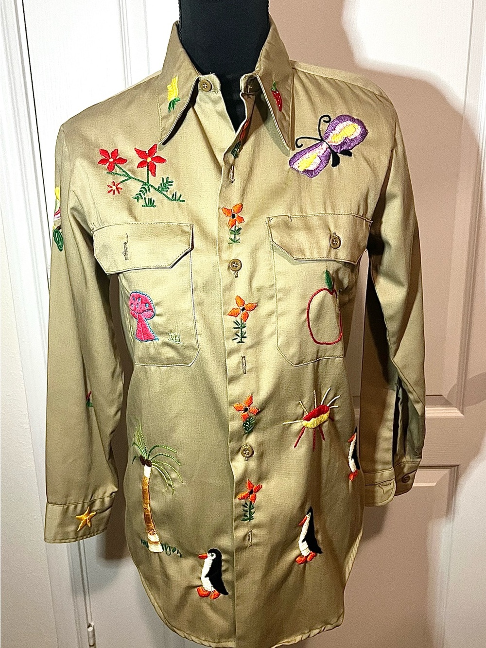 Vintage 1970’s jcpenney Embroidered Women’s Button-Down Shirt